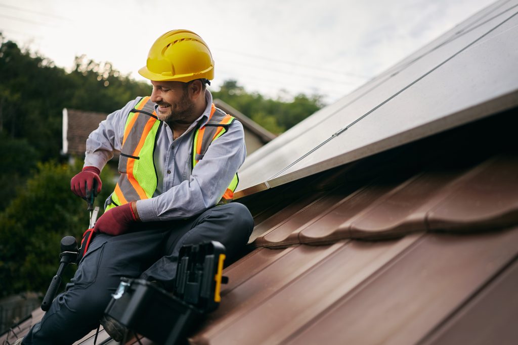 travailleur sur un toit