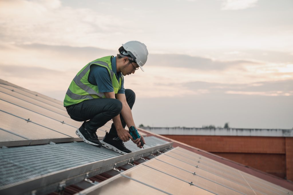 travailleur sur toit